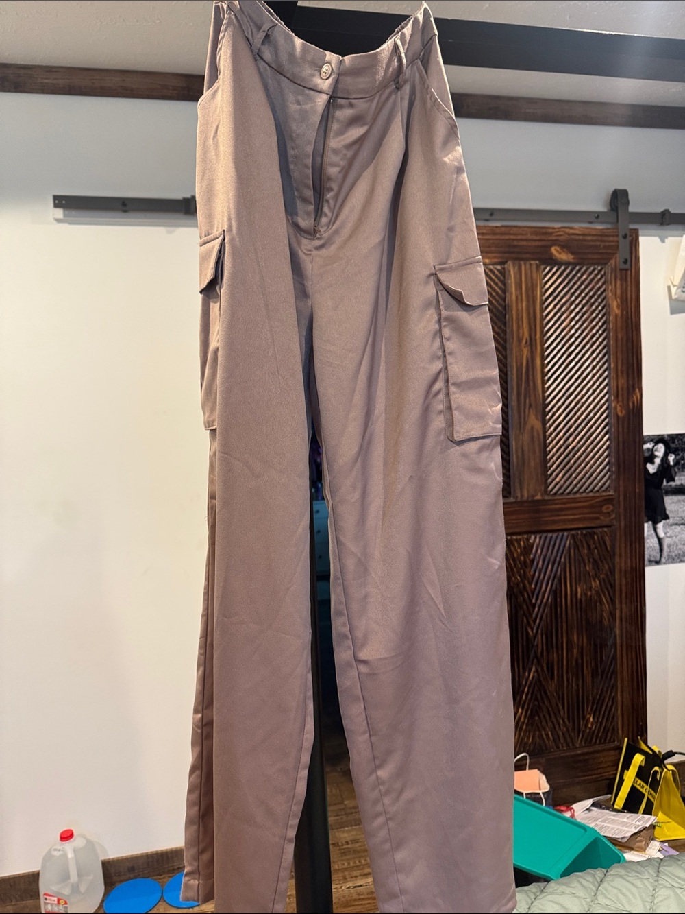 Wide-Leg Cargo Pants in Taupe